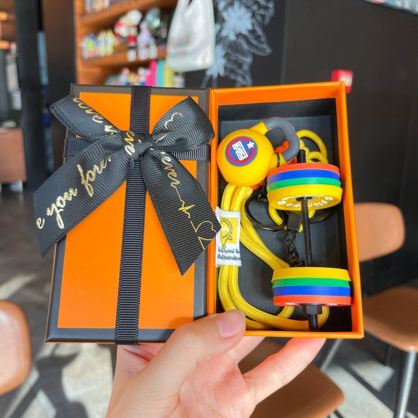 Kreatívna kľúčenka v tvare mini činky – farebný silikónový a kovový dizajn | Perfektný darček pre milovníkov fitness!