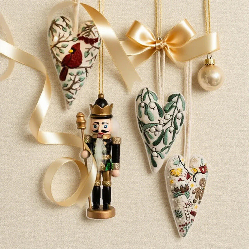 Ručne vyšívaná vianočná súprava v tvare srdca