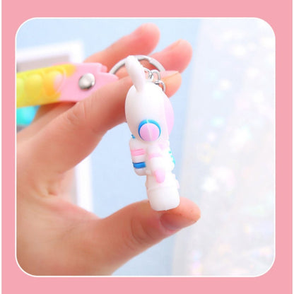 Kľúčenka s vesmírnym králikom a pasákom