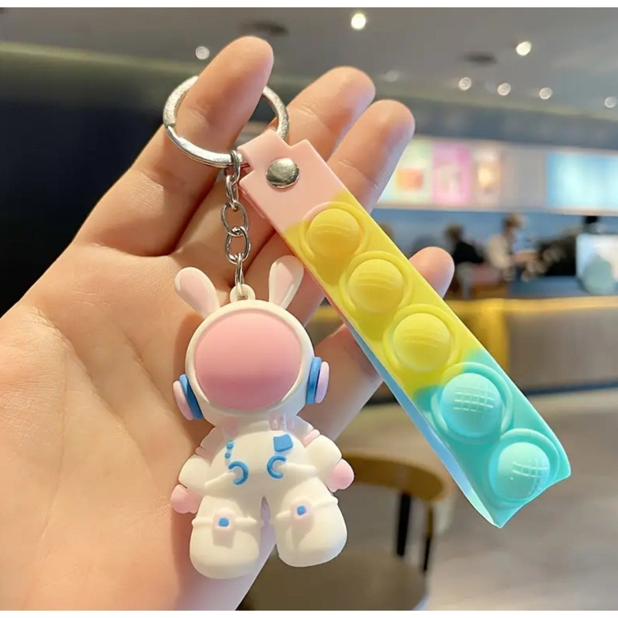 Kľúčenka s vesmírnym králikom a pasákom