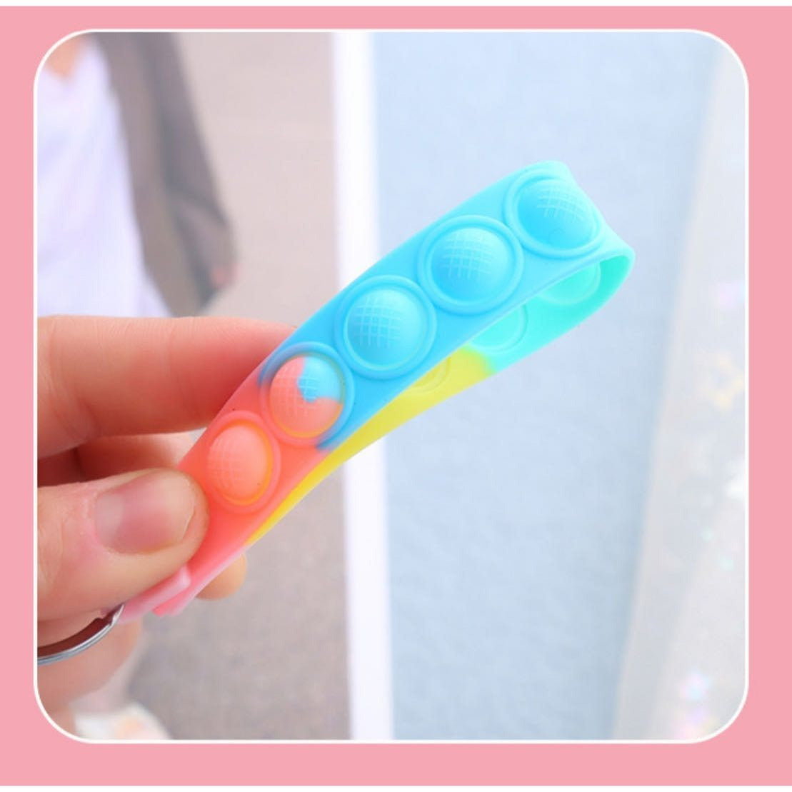 Kľúčenka s vesmírnym králikom a pasákom