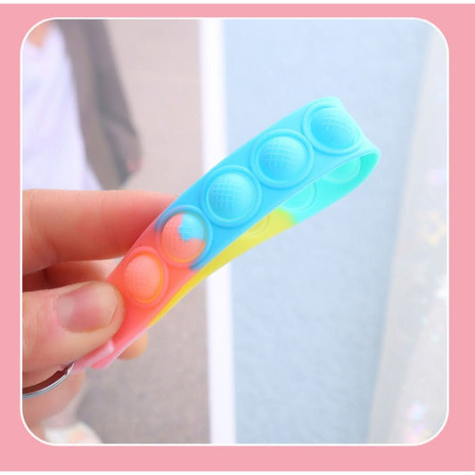 Kľúčenka s vesmírnym králikom a pasákom