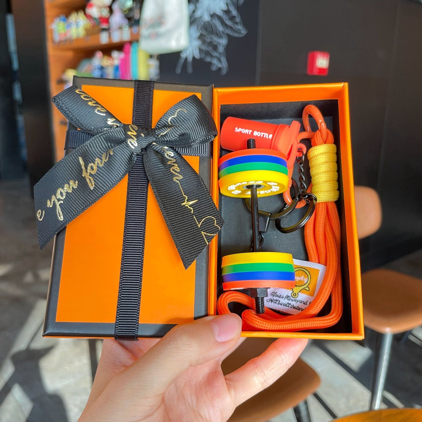 Kreatívna kľúčenka v tvare mini činky – farebný silikónový a kovový dizajn | Perfektný darček pre milovníkov fitness!