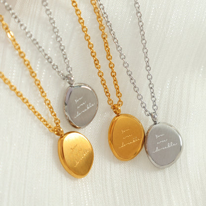 Unisex náhrdelník s príveskom s nepravidelným oválnym vzorom