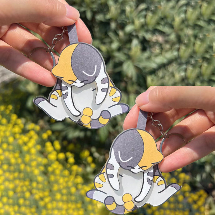 Hranie sa s vajíčkami a kľúčenkou pre mačiatka