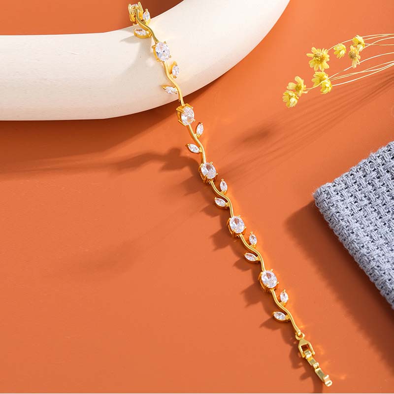 Jedinečný náramok s príveskom pre ženy